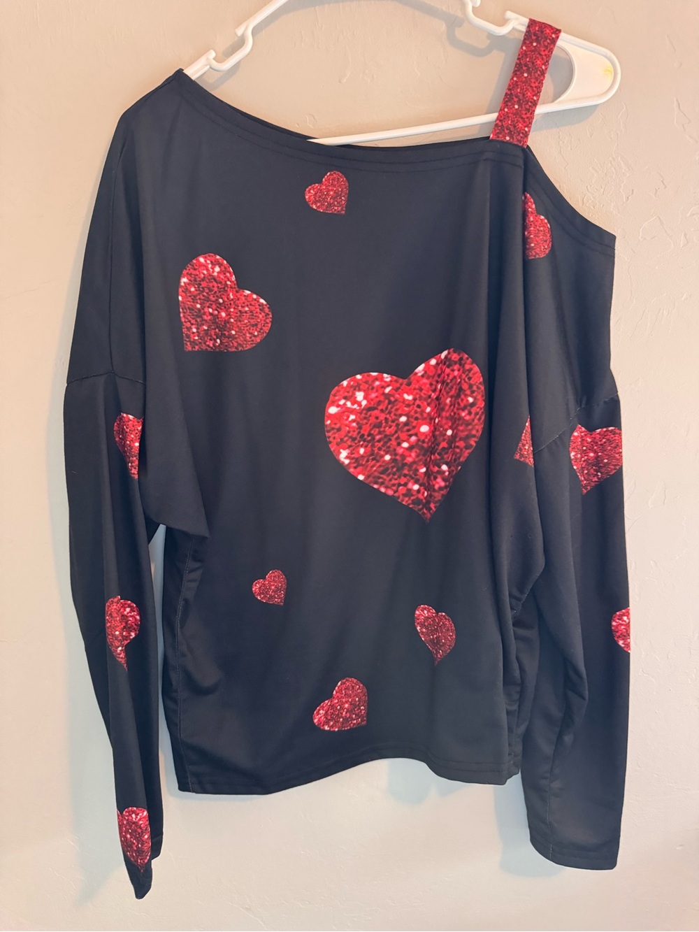 Black One-Shoulder Heart Sequin Sweatshirt